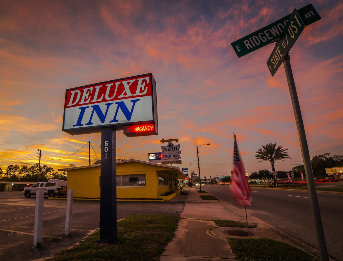 Deluxe Inn welcome sign